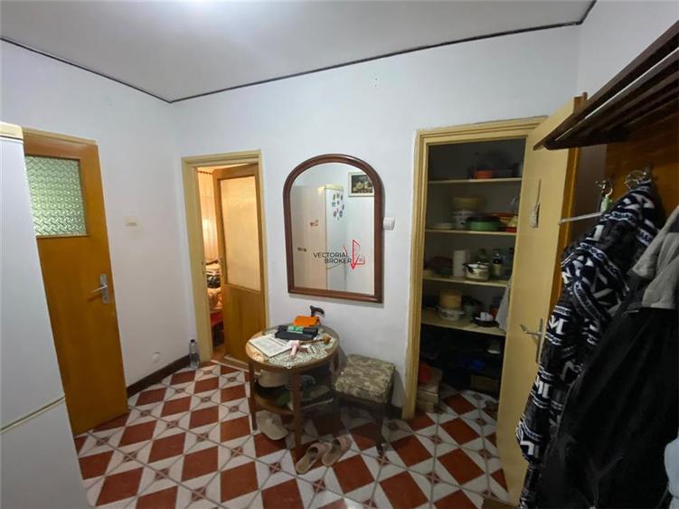 Apartament cu 3 camere semidecomandat în Vatra Luminoasă