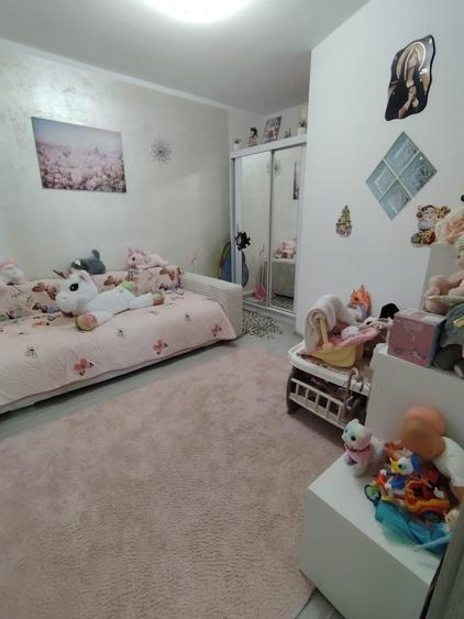 Apartament cu 3 camere semidecomandat în Florești