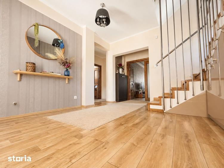 Casă cu 8 camere cu Teren 466 Mp în Central