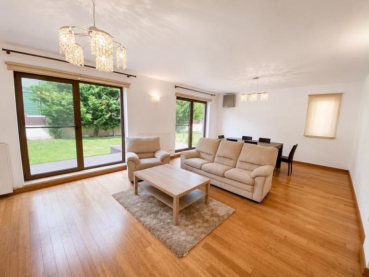 Duplex cu 6 camere cu Piscina în Iancu Nicolae