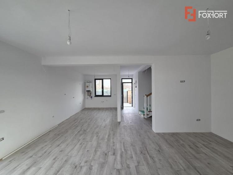 Duplex cu 4 camere cu Canalizare în Utvin