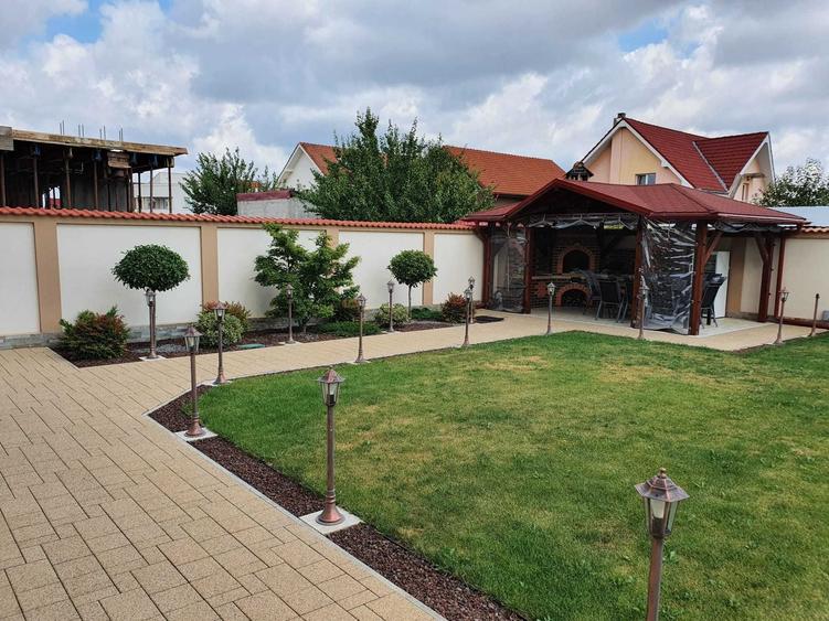 Casă cu 4 camere în Exterior Vest
