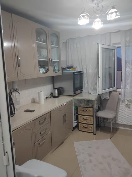 Apartament cu 3 camere decomandat, mobilat în Dacia