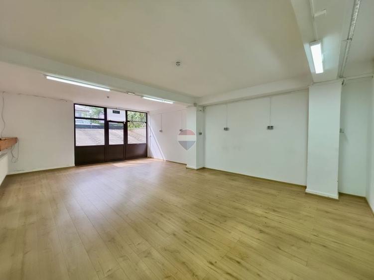 Casă individuală cu 15 camere cu Teren 1092 Mp în Câmpinița