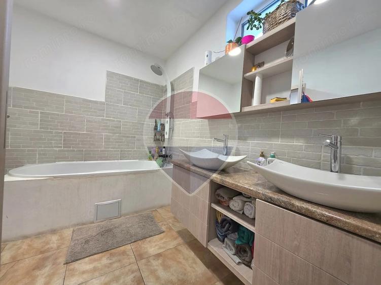 Casă cu Teren 689 Mp în Est
