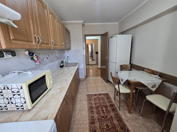 Apartament cu 3 camere decomandat, mobilat în P-ța Mihai Viteazu