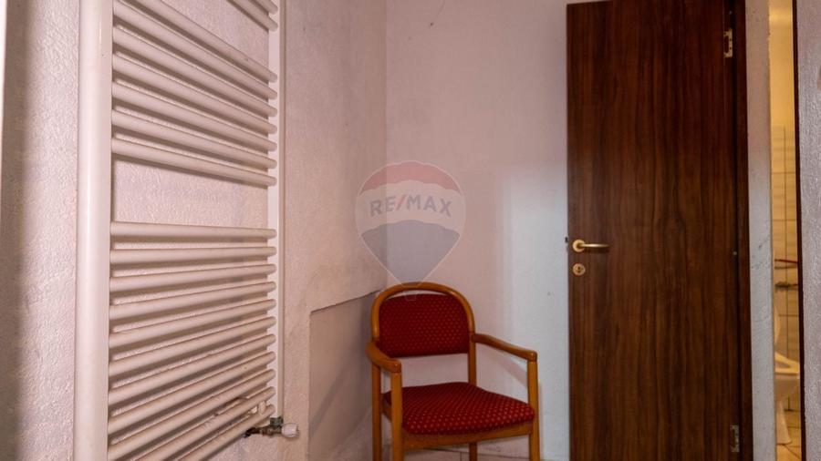 Casă individuală cu 10 camere cu Teren 1348 Mp în Sânbotin
