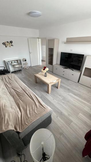 Apartament cu 2 camere decomandat în 1 Decembrie