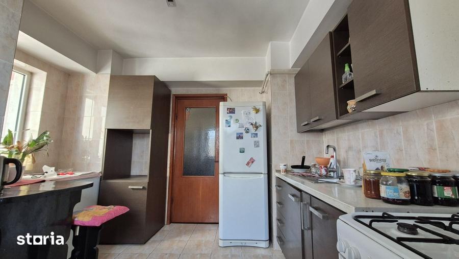Apartament cu 3 camere semidecomandat, mobilat în 9 Mai