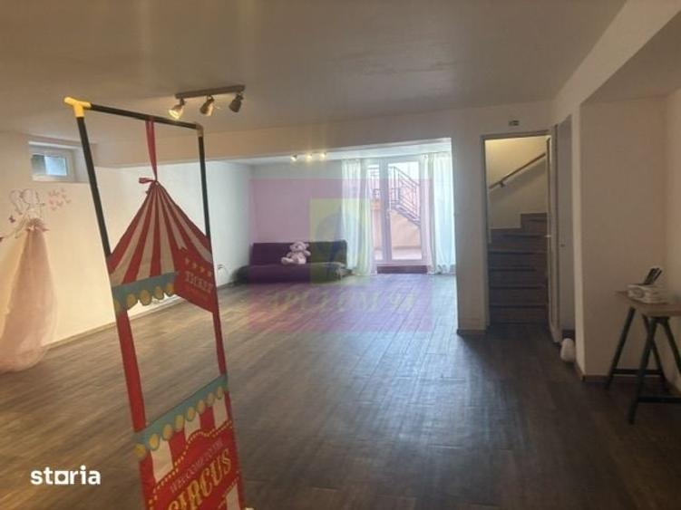 Casă cu 10 camere cu Teren 446 Mp în Drumul Taberei