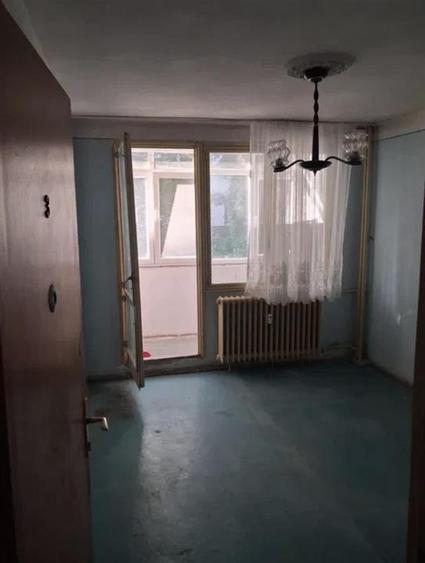 Apartament cu 3 camere semidecomandat în Giurgiului