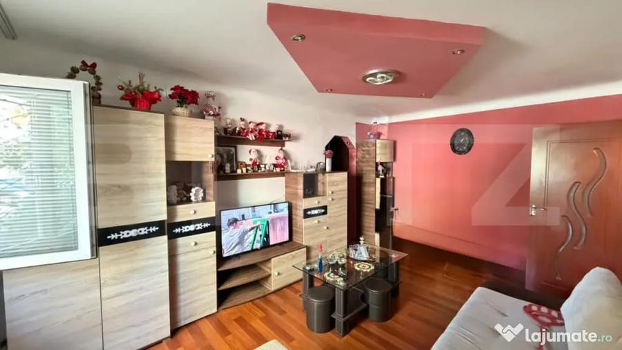 Apartament cu 3 camere semidecomandat în Central