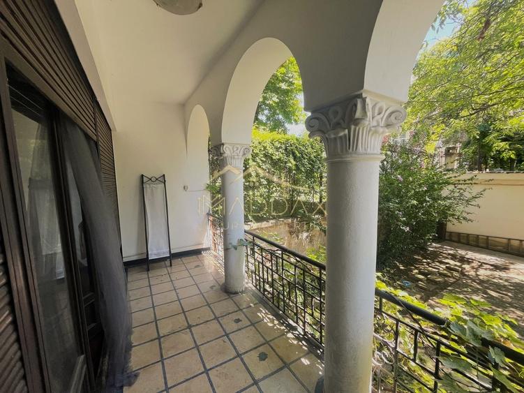 Apartament cu 5 camere decomandat în P-ța Romană