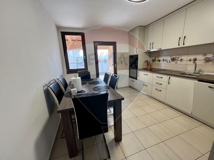 Casă cu 8 camere cu Teren 792 Mp în Cristian