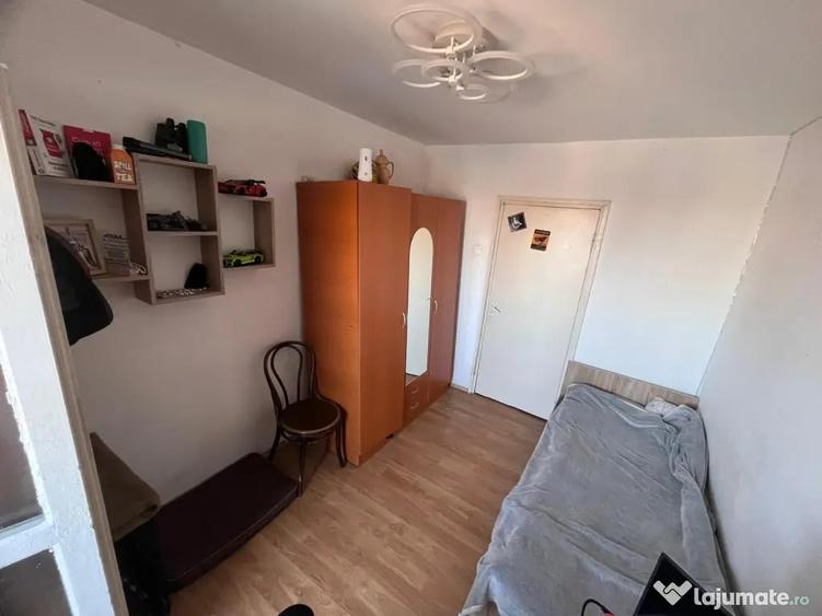 Apartament cu 3 camere decomandat în Astra