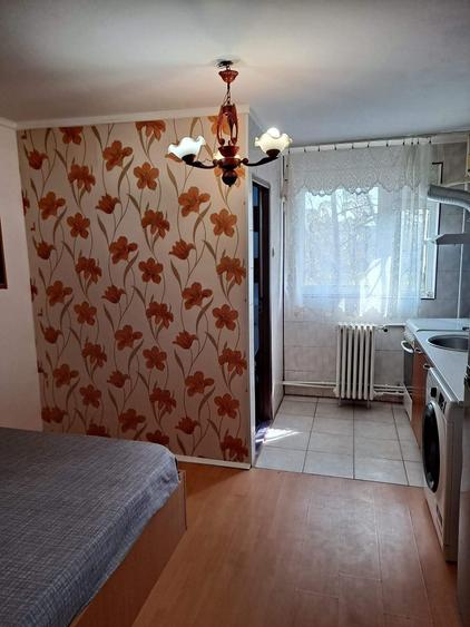 Garsonieră decomandată în Titan