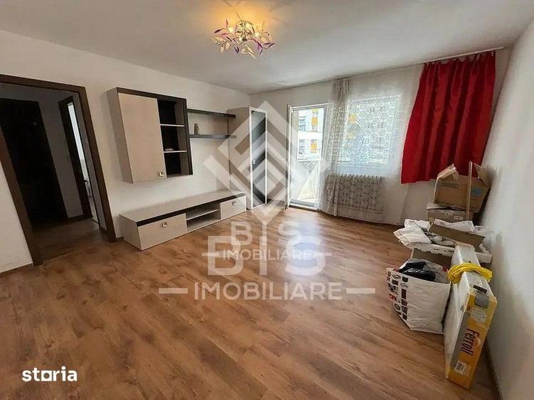 Apartament cu 3 camere semidecomandat în Nord