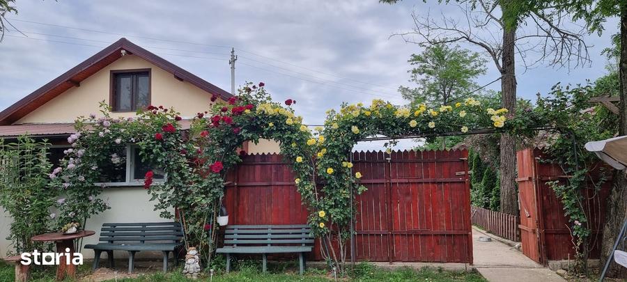 Casă cu 4 camere decomandat cu Canalizare în Sărățeni
