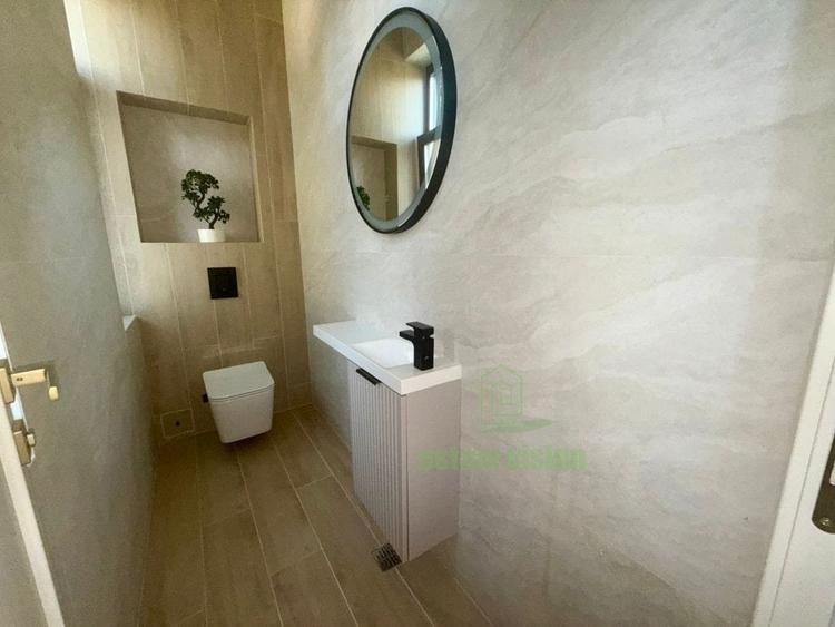 Apartament cu 4 camere semidecomandat în Romană