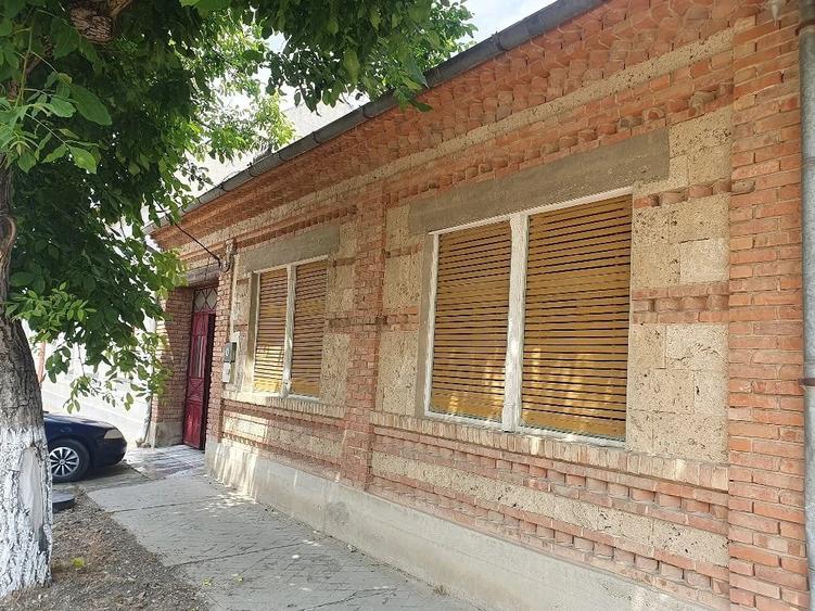 Casă cu 7 camere cu Teren 900 Mp în Central
