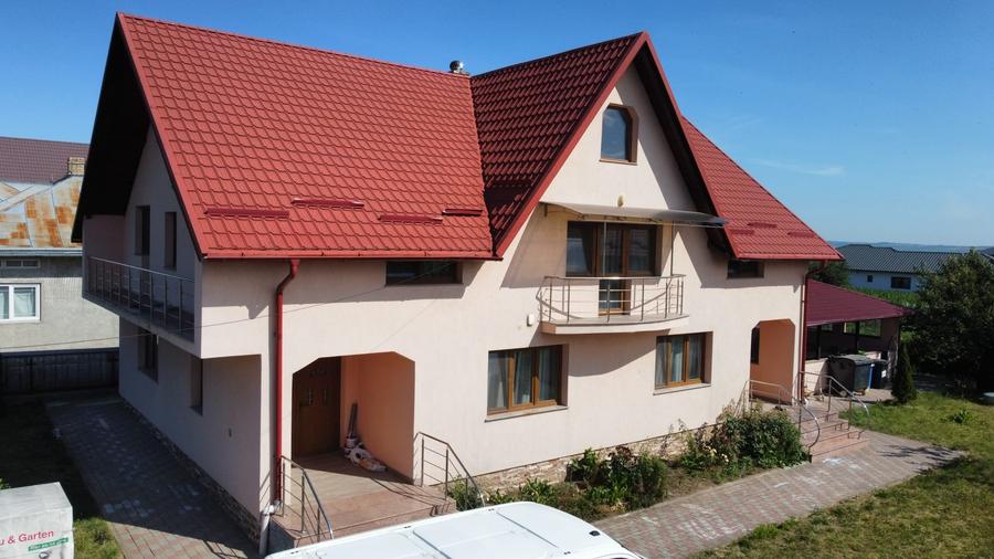 Casă individuală cu 8 camere cu Canalizare în Dumbrăveni