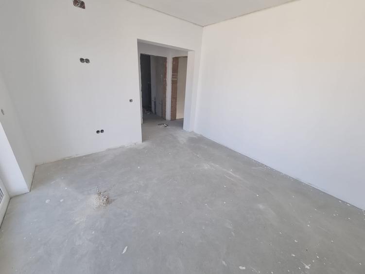 Casă individuală cu 6 camere cu Teren 350 Mp în Cetate
