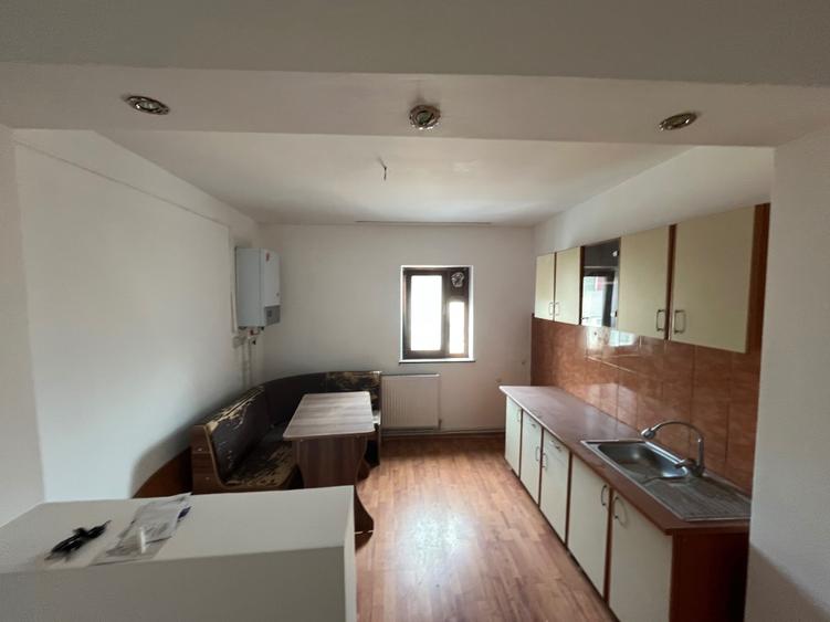 Apartament cu 3 camere semidecomandat în Central