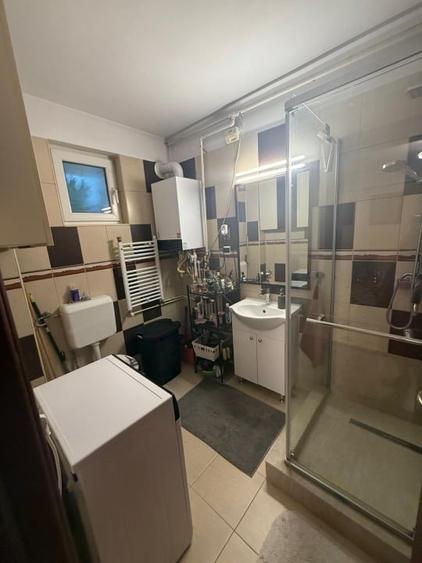 Apartament cu 4 camere semidecomandat, mobilat în Roșu