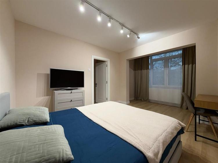 Apartament cu 3 camere decomandat, mobilat în Podu Roș