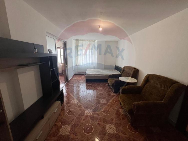 Apartament cu 3 camere decomandat în Sud-Vest