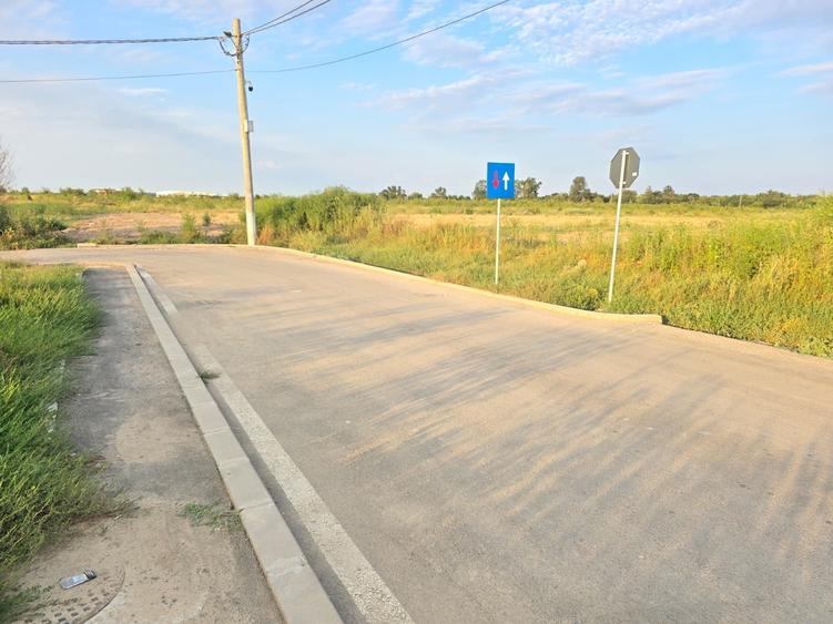Teren Construcții intravilan de 400 mp, în Est
