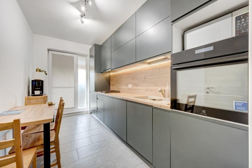 Apartament cu 4 camere semidecomandat, mobilat în Străulești