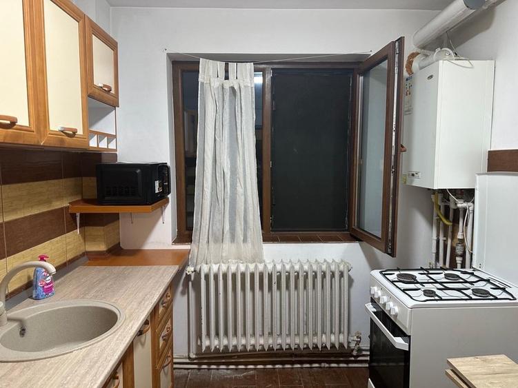 Apartament cu 3 camere decomandat în Podul de Piatră