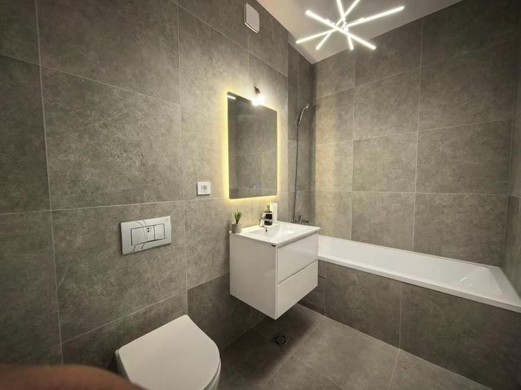 Apartament cu 3 camere semidecomandat în Baza 3