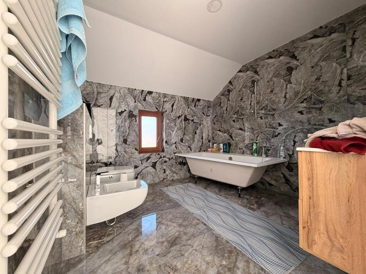 Casă individuală cu 5 camere cu Canalizare în Moșnița Nouă