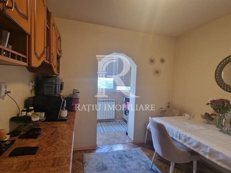 Apartament cu 3 camere decomandat, mobilat în Decebal