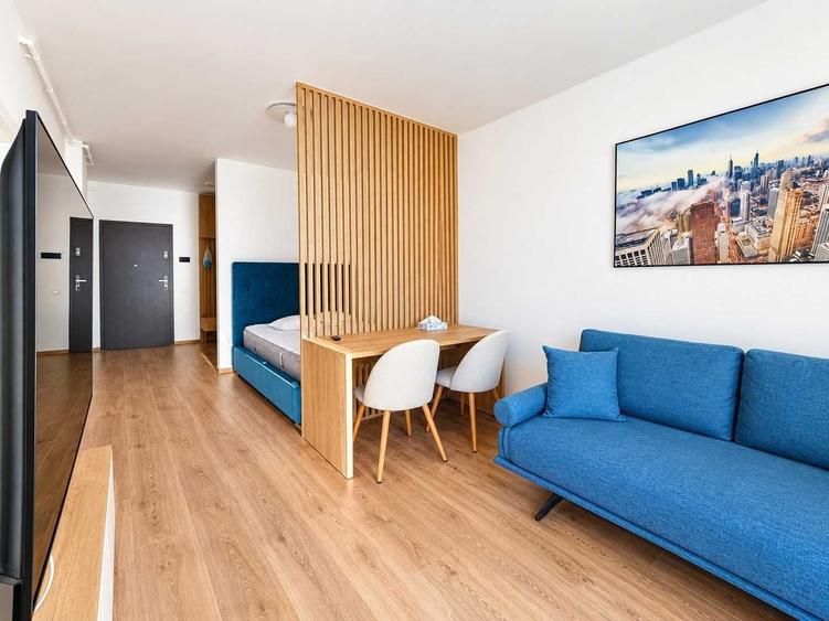 Apartament cu 7 camere semidecomandat în Centrul Civic