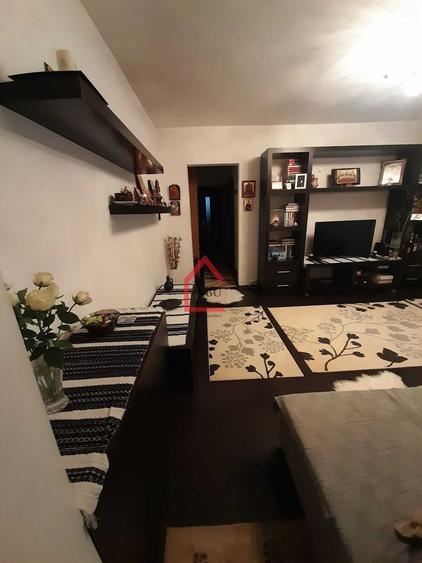 Apartament cu 3 camere semidecomandat, mobilat în Dacia