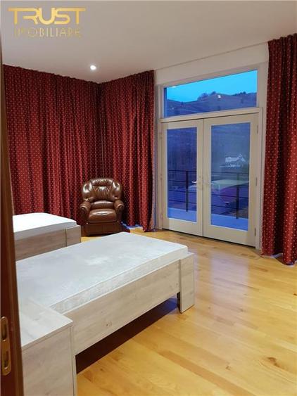Casă cu 9 camere cu Teren 650 Mp în Tăuți