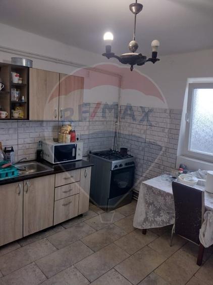 Casă individuală cu 6 camere cu Teren 1000 Mp în Central