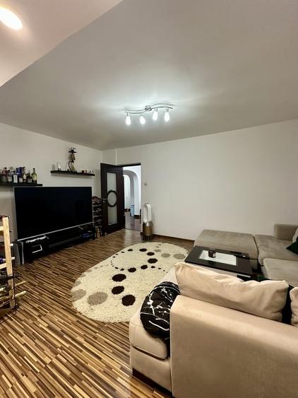 Apartament cu 4 camere decomandat în Drumul Taberei