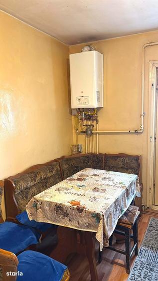 Apartament cu 3 camere decomandat în Craiovița Nouă