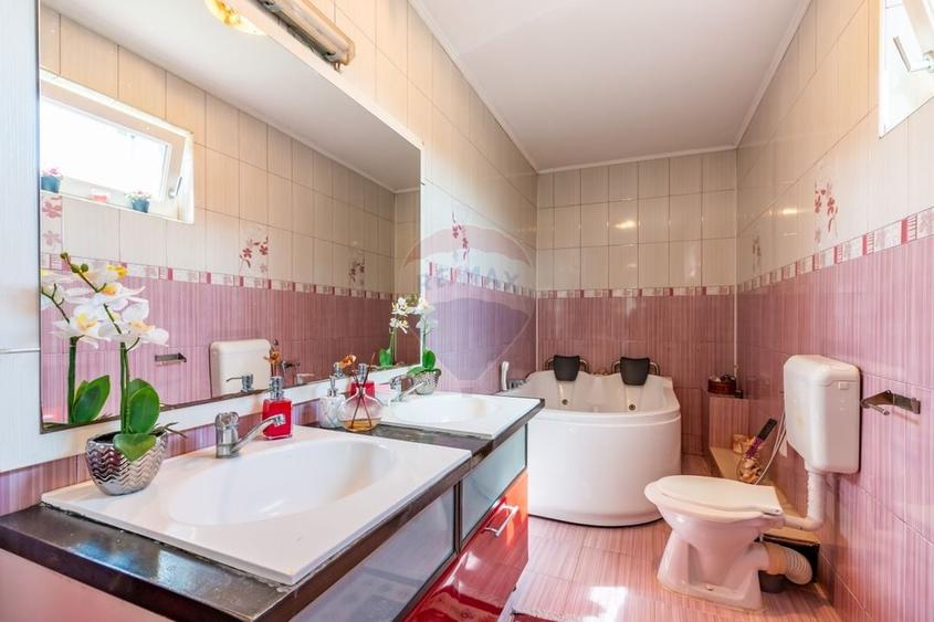 Casă individuală cu 6 camere cu Teren 469 Mp în Central