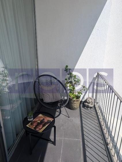 Apartament cu 3 camere semidecomandat, mobilat în P-ța Victoriei