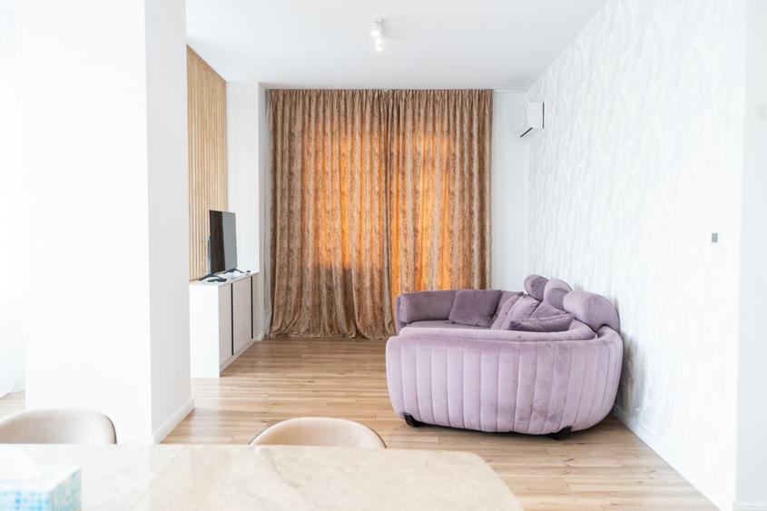 Apartament cu 3 camere semidecomandat, mobilat în P-ța Mihai Viteazul