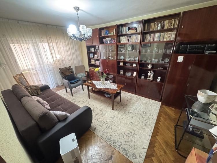 Apartament cu 3 camere decomandat, mobilat în Delfinariu