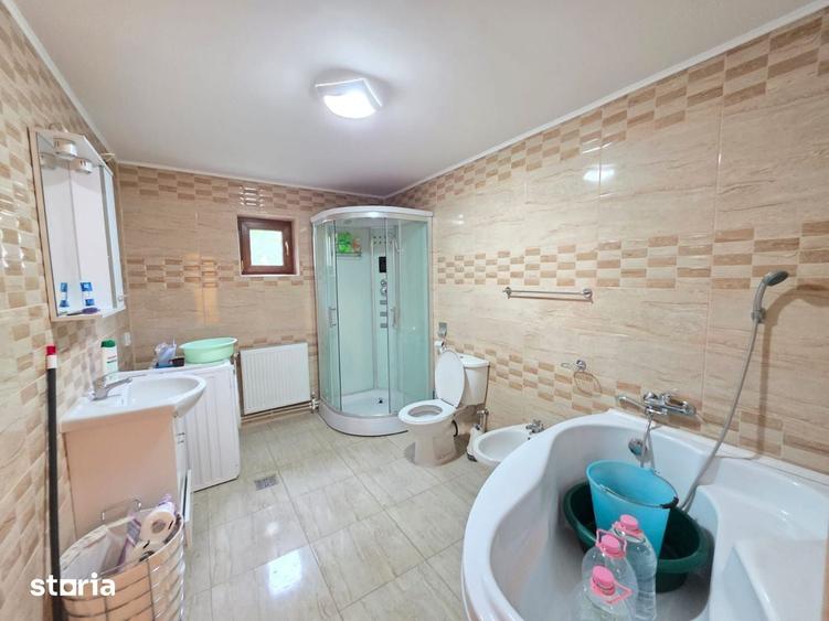 Casă cu 4 camere cu Teren 2400 Mp în Central