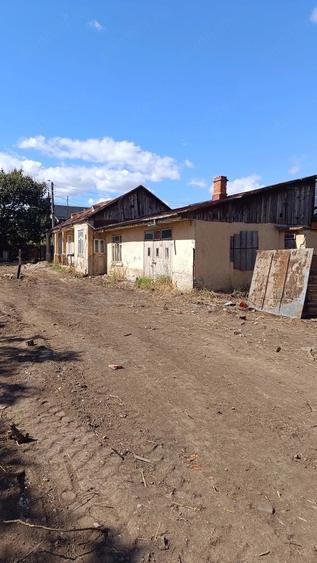 Casă cu 3 camere cu Teren 1628 Mp în Central