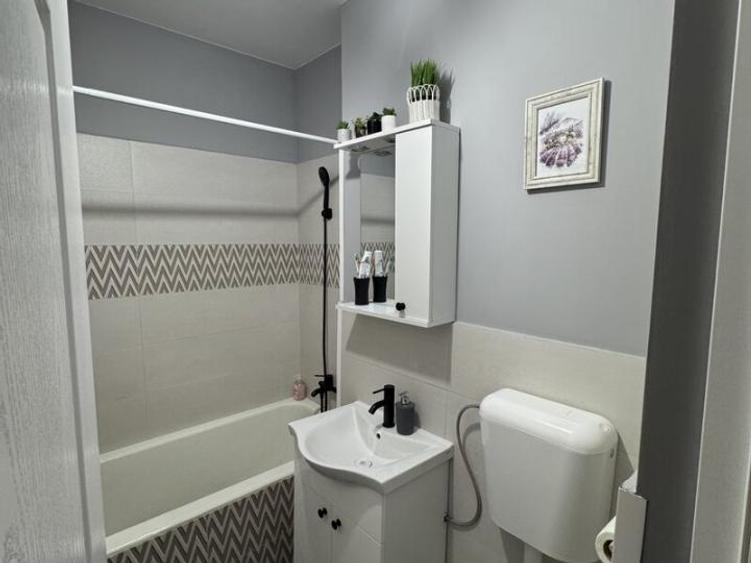 Apartament cu 2 camere semidecomandat, mobilat în 1 Mai
