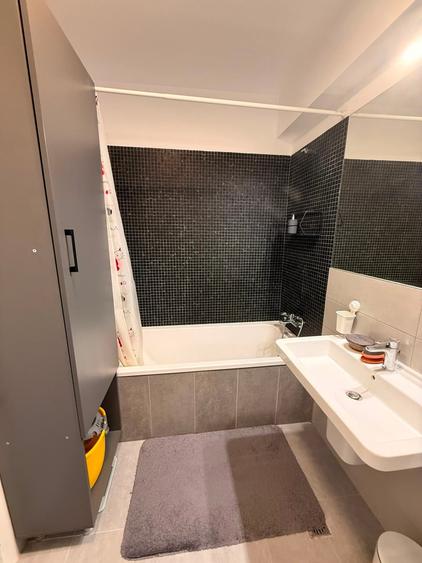 Apartament cu 3 camere semidecomandat în Băneasa